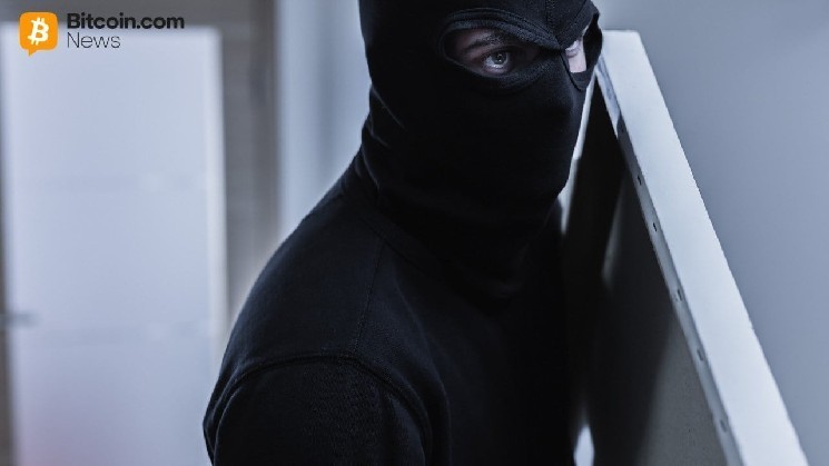 Схема вымогательства биткойнов оборачивается насилием, когда поддельный почтальон врывается в дом